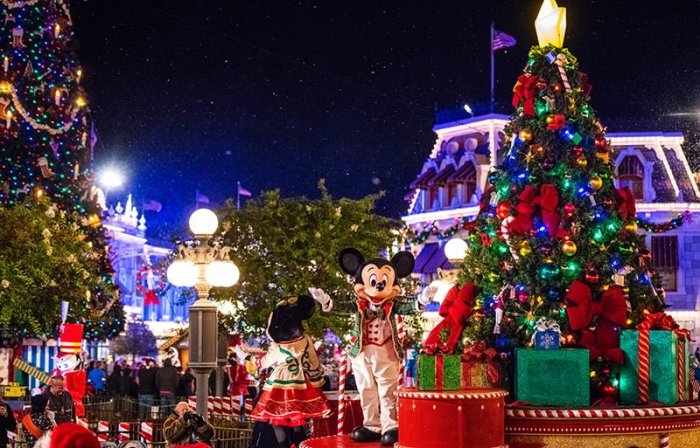 When does disneyworld start decorating for christmas